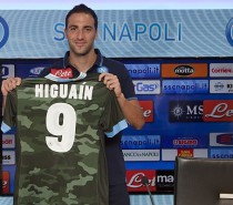 Napoli, Higuain conquista la tifoseria : “Juve favorita, ma sono qui per lo scudetto” Napoli, Higuain conquista la tifoseria : “Juve favorita, ma sono qui per lo scudetto”