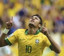 VIDEO – Sudafrica-Brasile, bimbo invade il campo: gli addetti lo bloccano, ma Neymar…