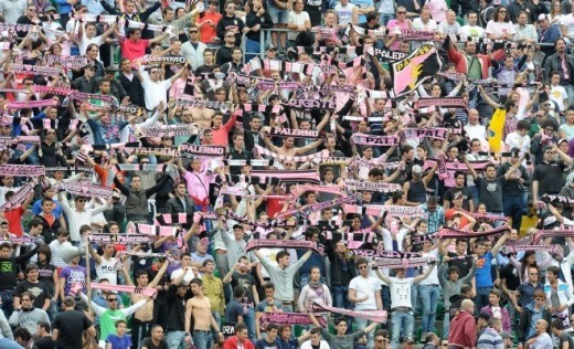 palermo - tifosi curva con fasce alzate