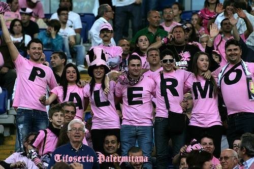 tifosi con maglie che compongono palermo