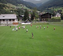 Terza Giornata di allenamenti sotto la pioggia. Lieve infortuno per Dybala senza conseguenze Terza Giornata di allenamenti sotto la pioggia. Lieve infortuno per Dybala senza conseguenze