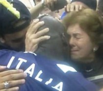 VIDEO – Mario Balotelli suona al pianoforte l’inno di Mameli VIDEO – Mario Balotelli suona al pianoforte l’inno di Mameli